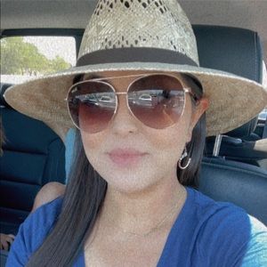 Meet your Posher, Desiree